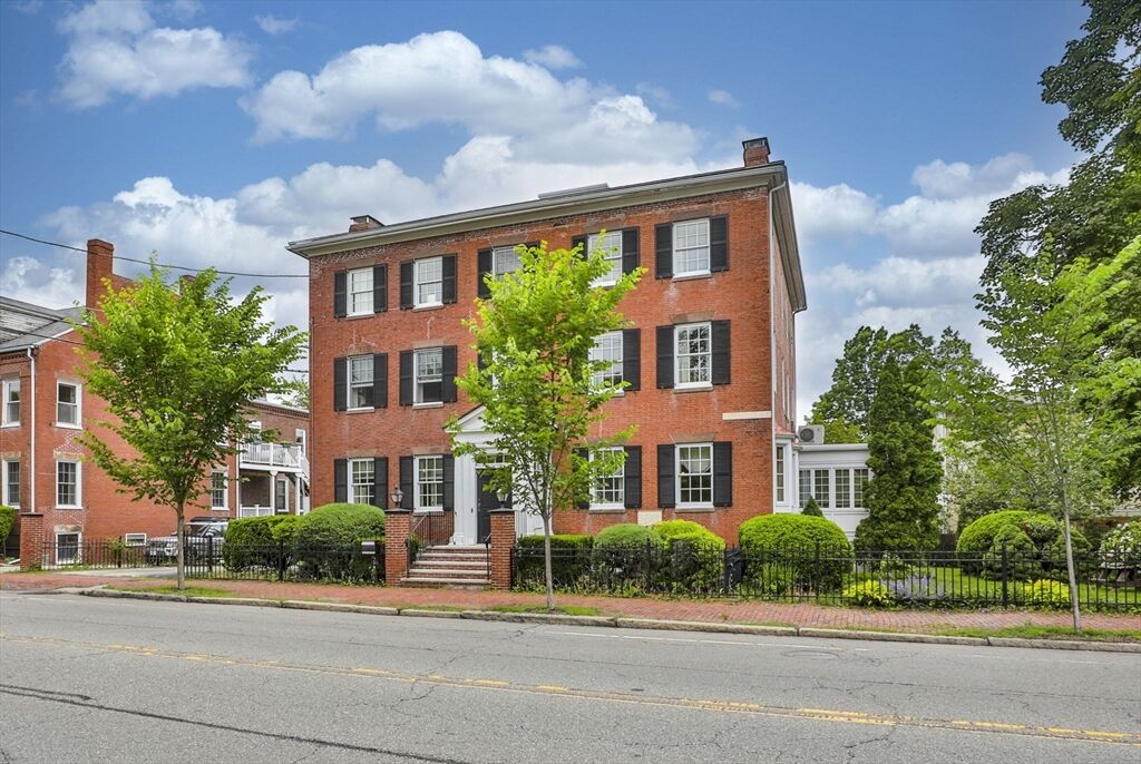 Property Photo: 124 High Street 4 MA 01950