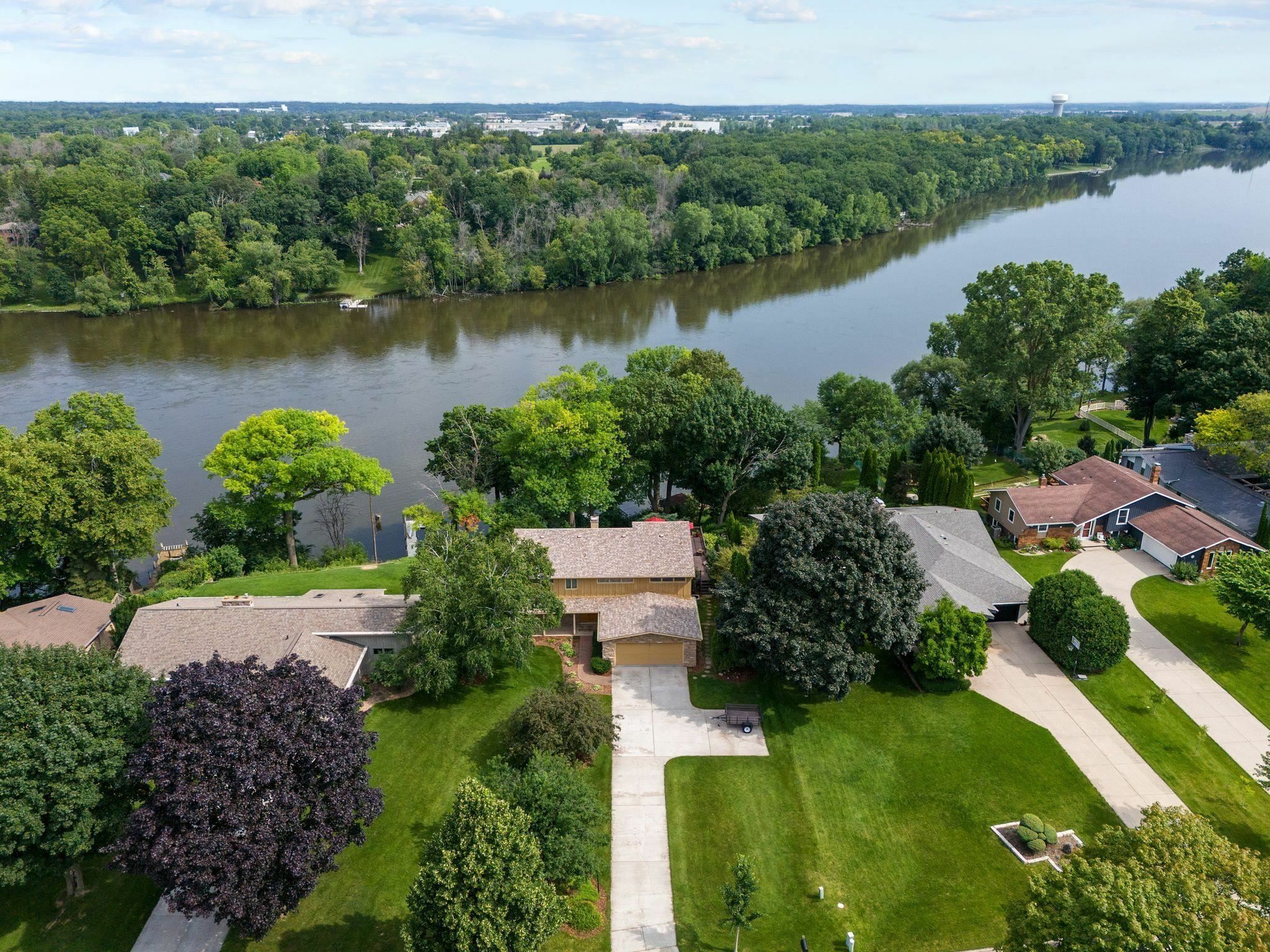 Property Photo:  2520 E Crestview Drive  WI 54915 