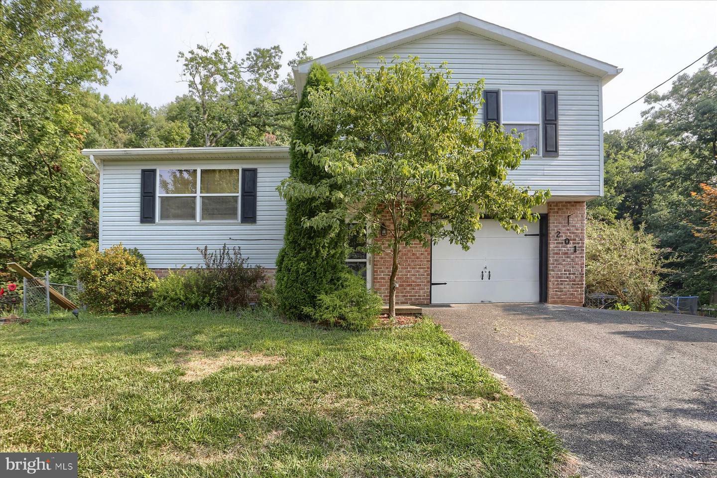 Property Photo:  201 Ridgewood Drive  PA 17061 