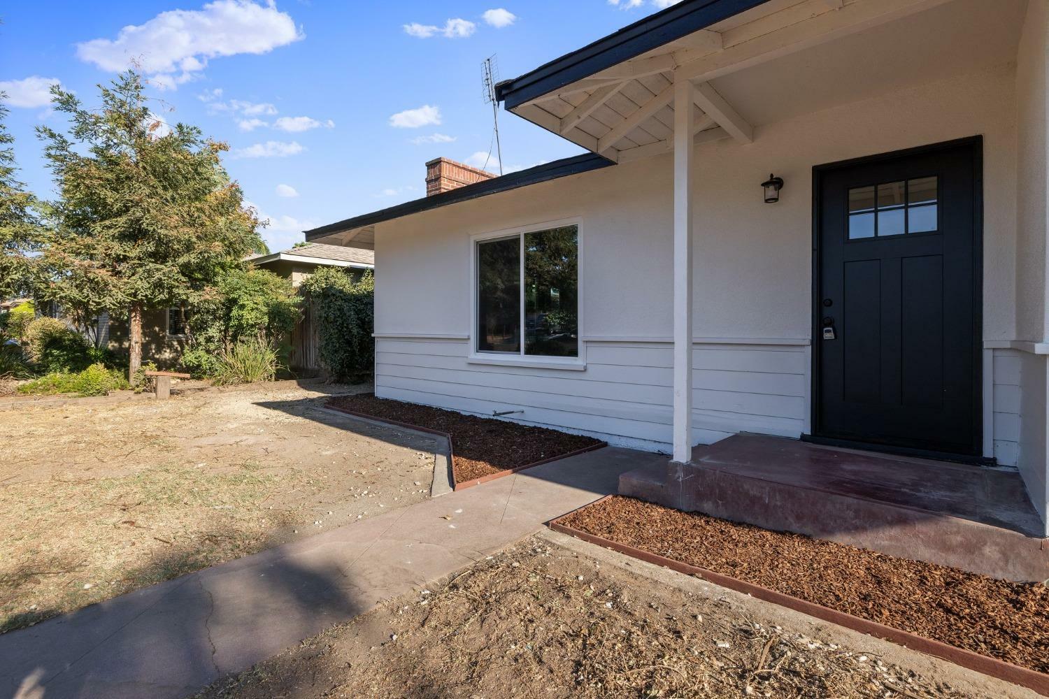 Property Photo:  1047 W Vassar Avenue  CA 93705 