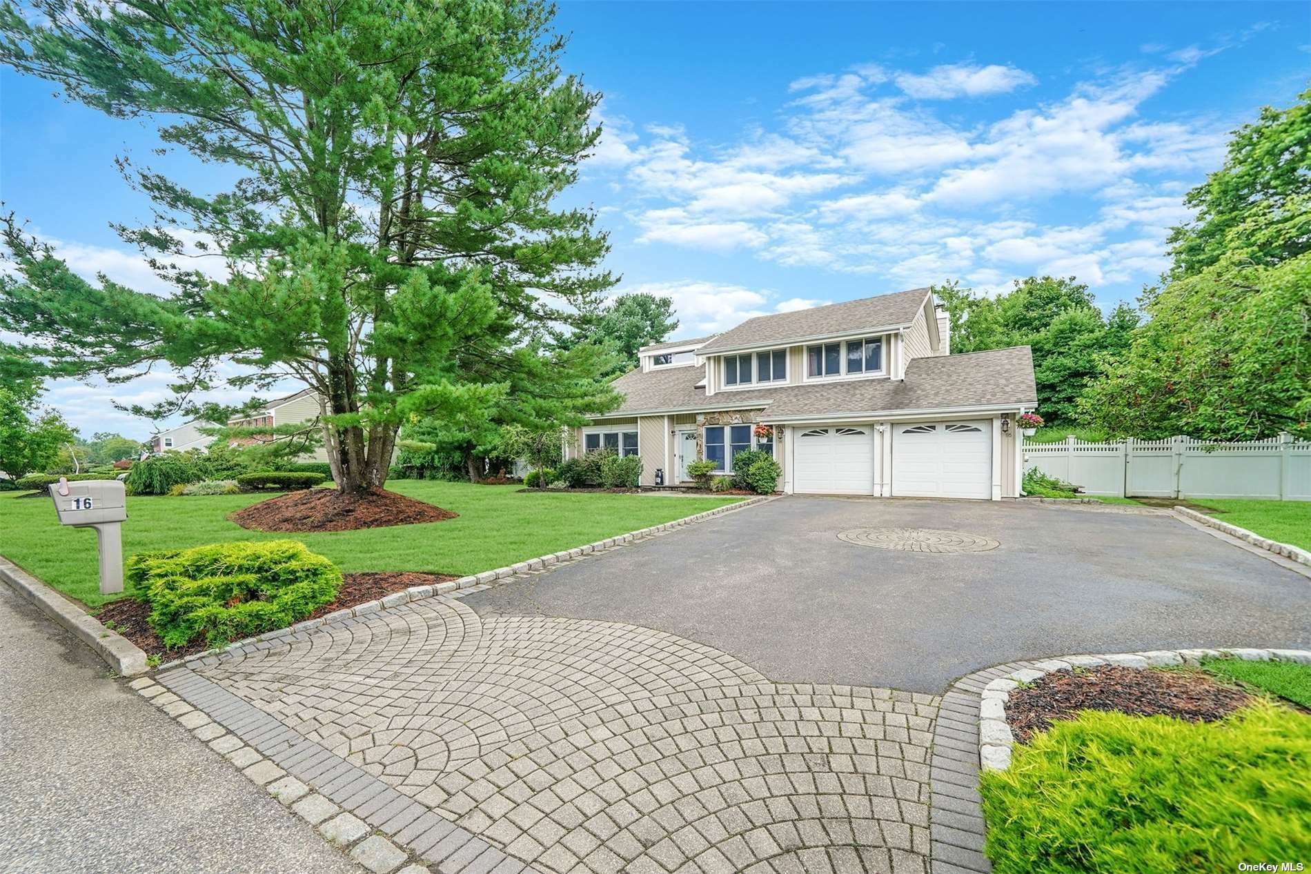 Property Photo:  16 Vineyard Way  NY 11766 