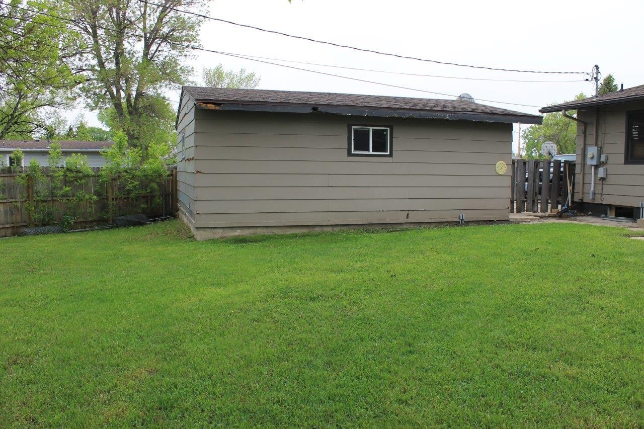 Property Photo:  2206 California Dr  ND 58703 