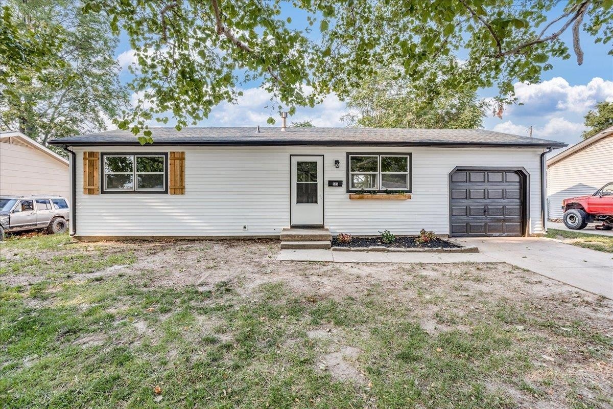 Property Photo:  515 W 7th St  KS 67060 