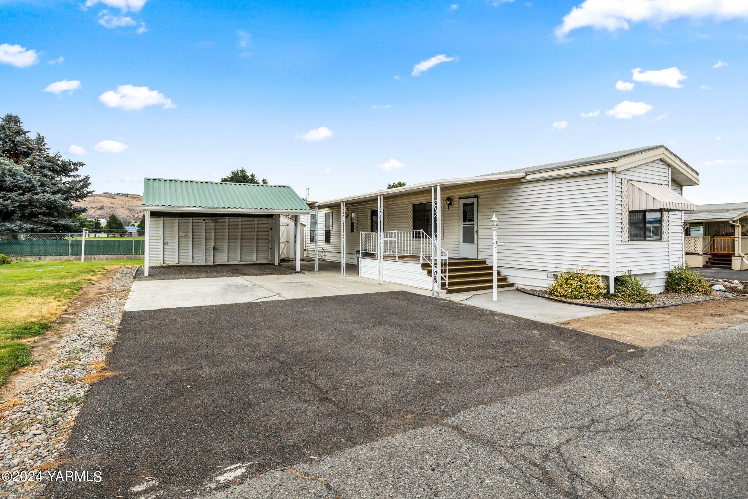 Property Photo: 3601 Castlevale Rd 37 WA 98902
