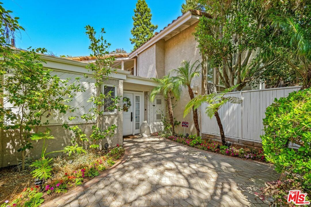 Property Photo:  2506   Almaden Ct  CA 90077 