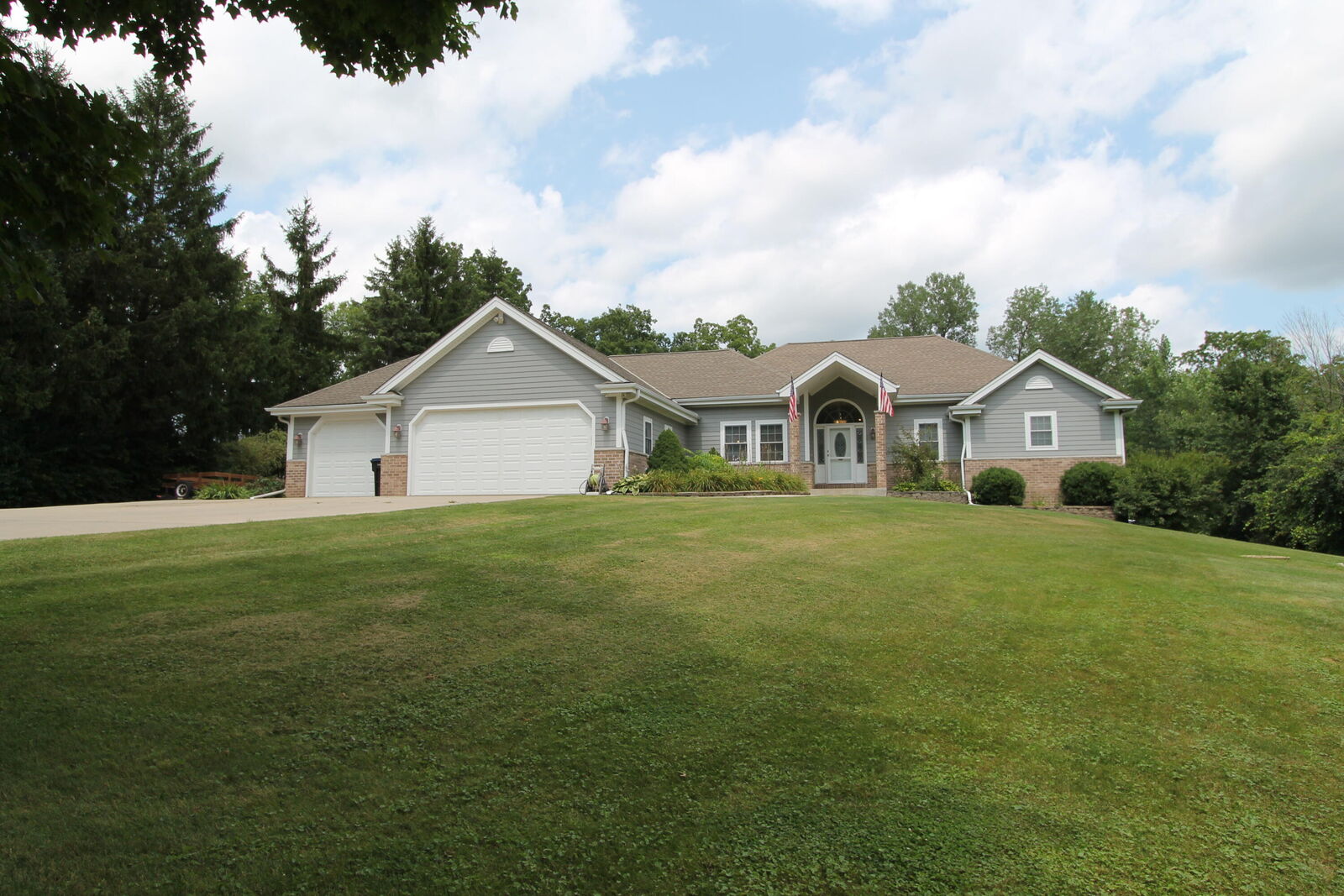 Property Photo:  S75w22310 Glenecho Rd  WI 53103 