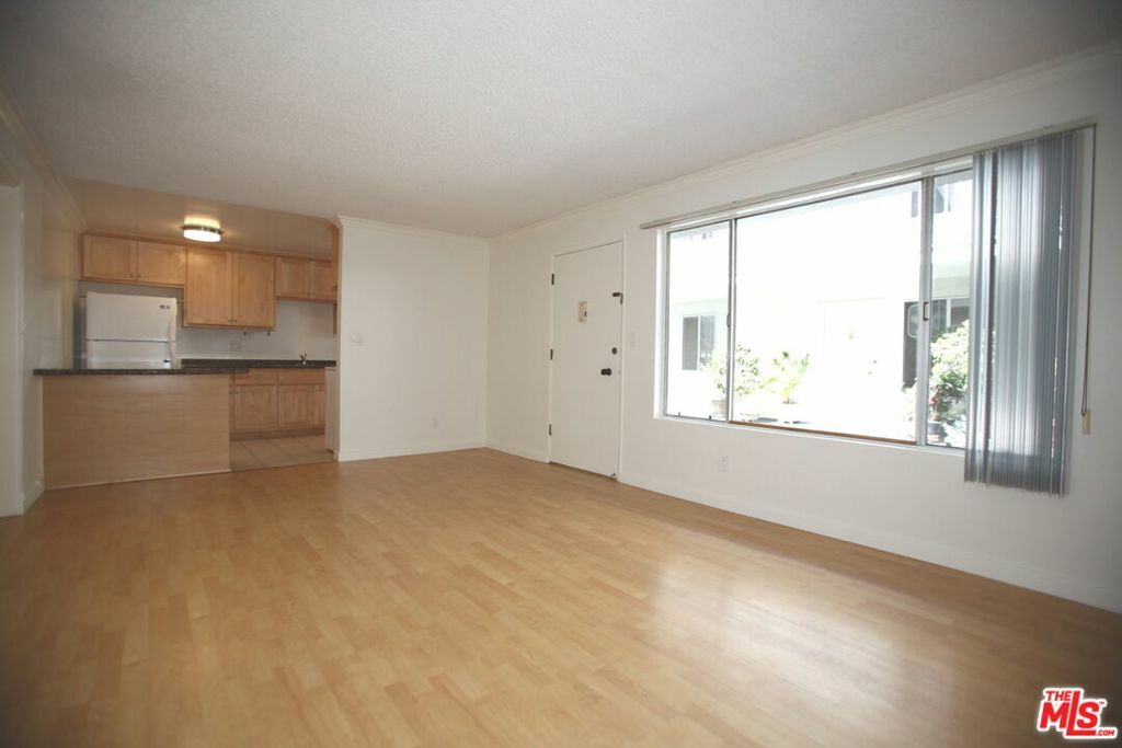 Property Photo:  440 Raymond Avenue 9  CA 90405 