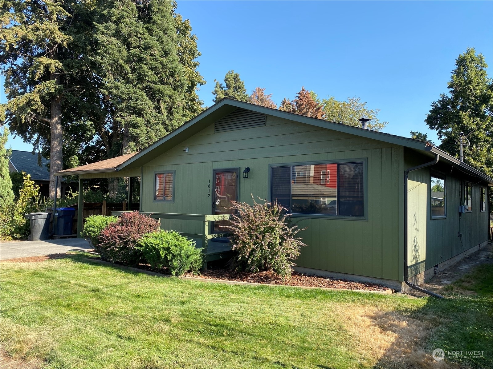 Property Photo:  1612 Evergreen Street  WA 99362 