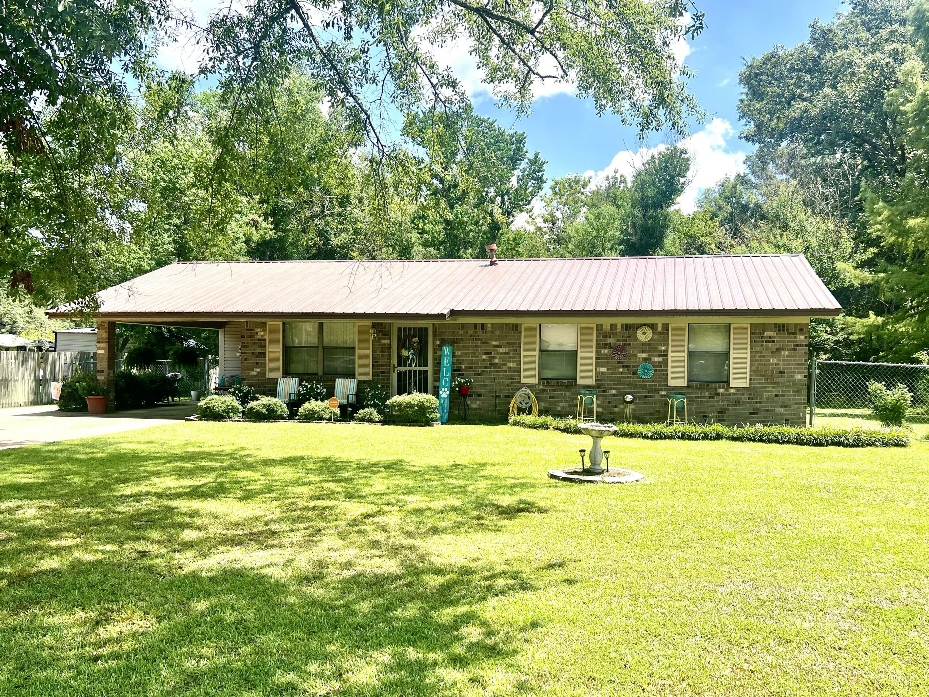 Property Photo:  304 Lone Oak Park  MS 39773 