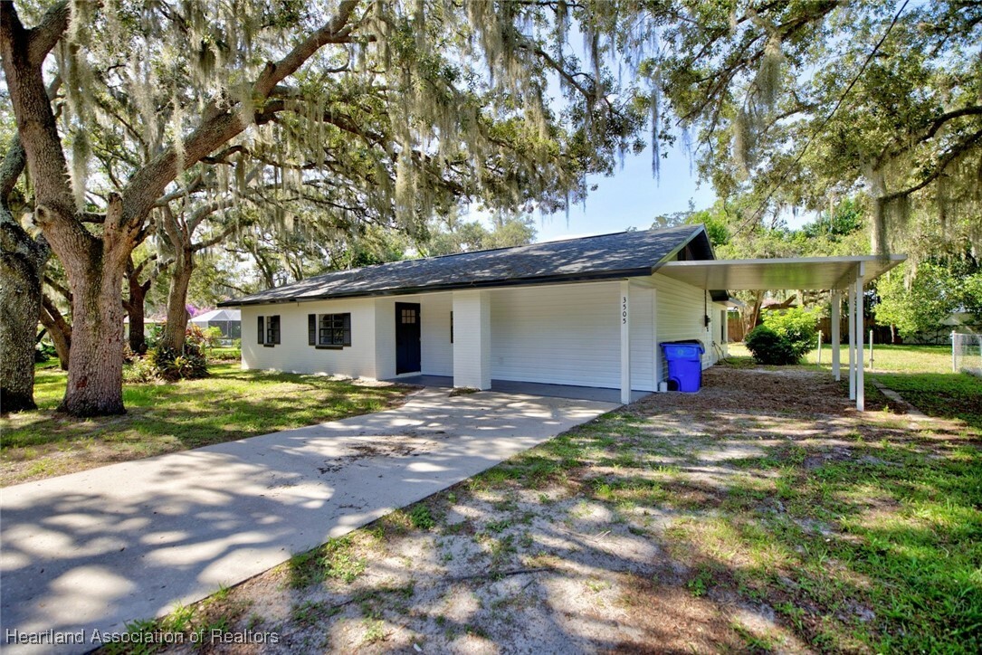 Property Photo:  3505 King Drive  FL 33870 