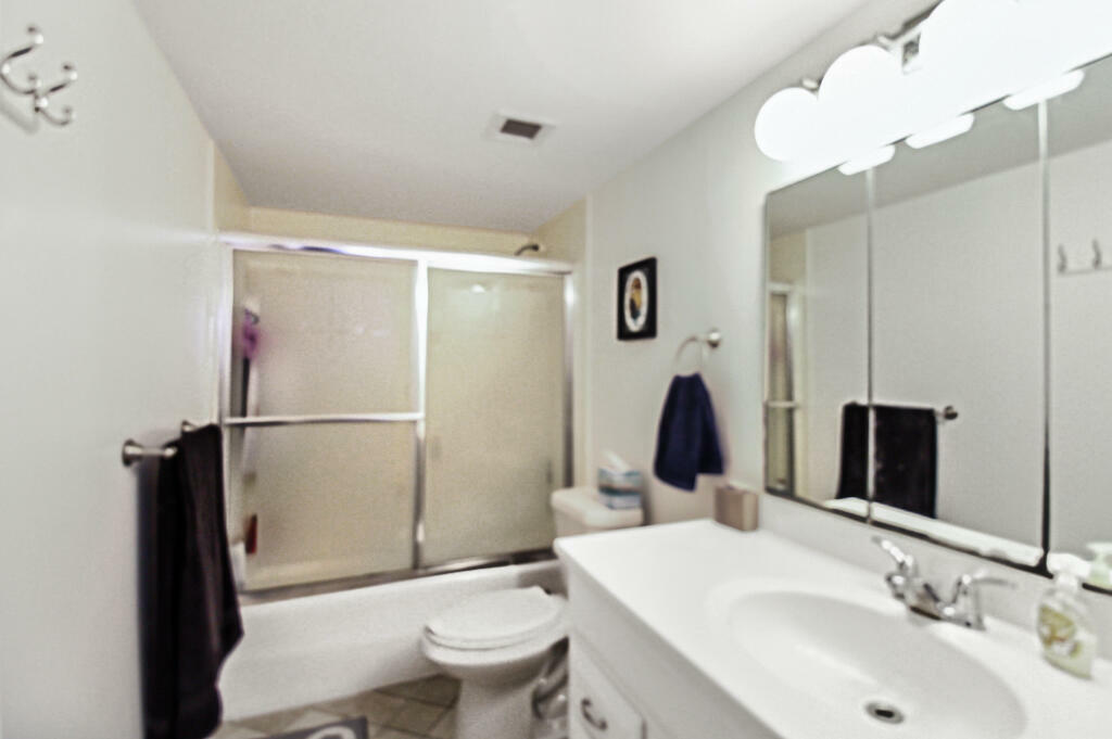 Property Photo:  2425 Presidential Way 1805  FL 33401 