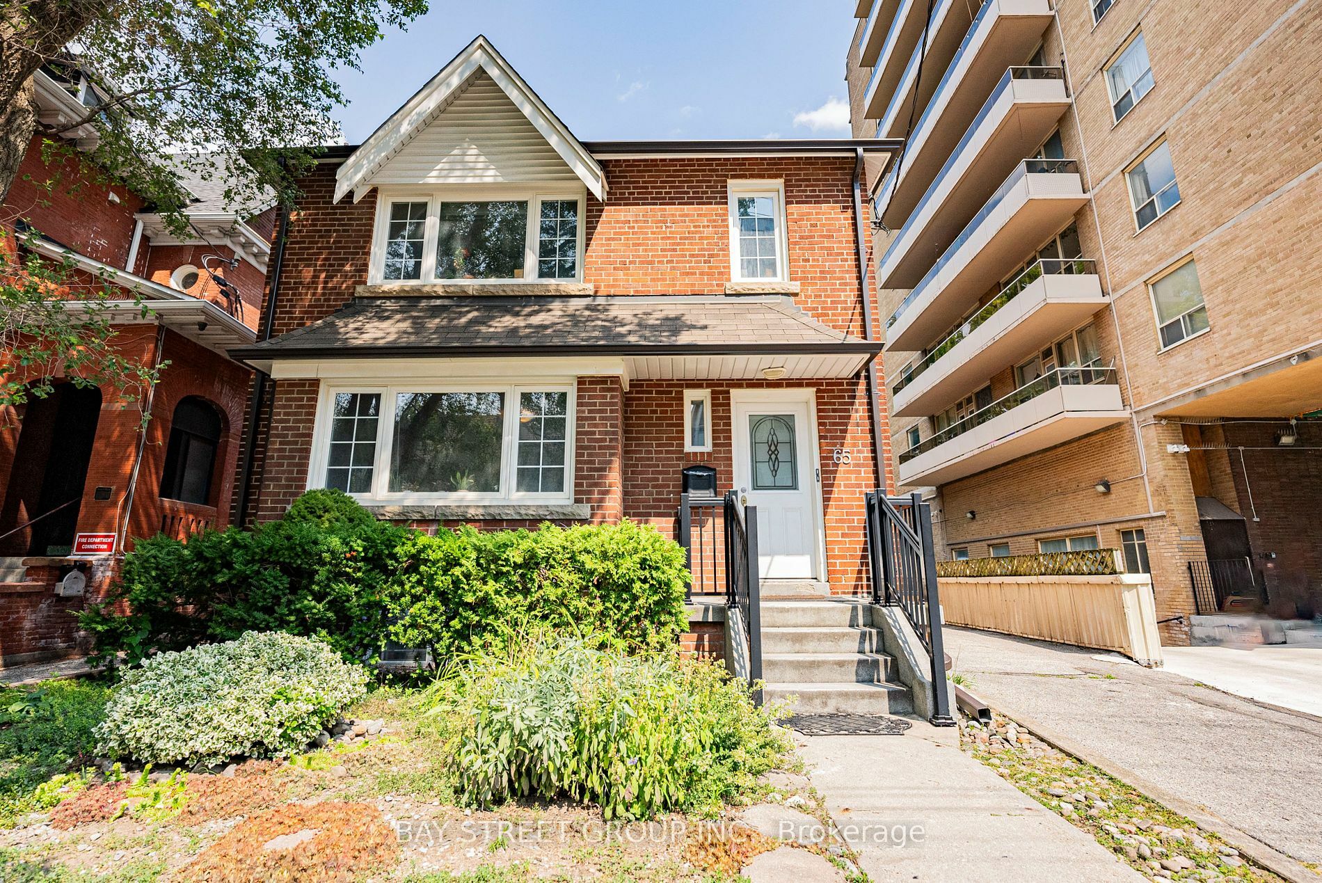 Property Photo:  65 Spadina Rd  ON M5R 2T1 