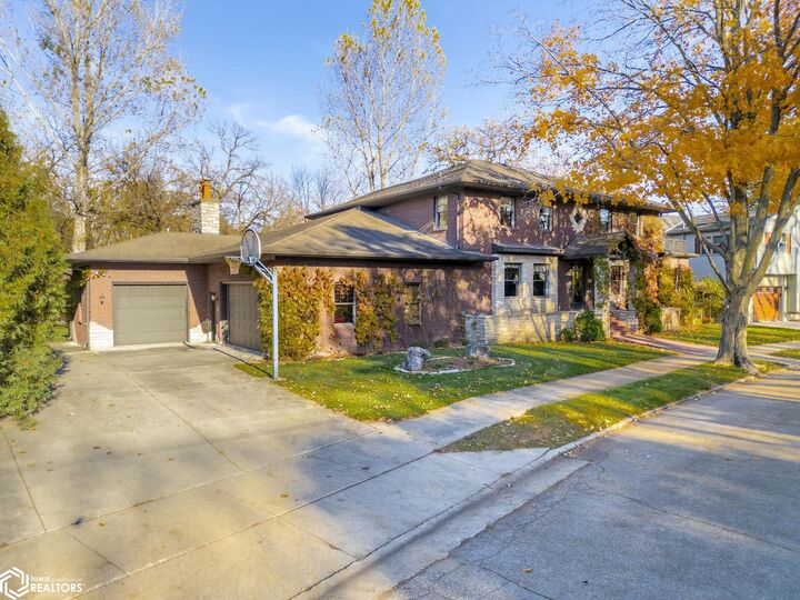 Property Photo: 125 N Crescent Drive IA 50401