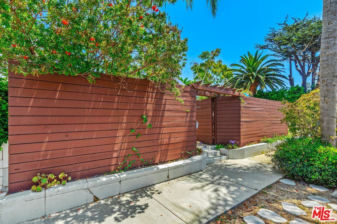 Property Photo:  340   Rennie Ave  CA 90291 