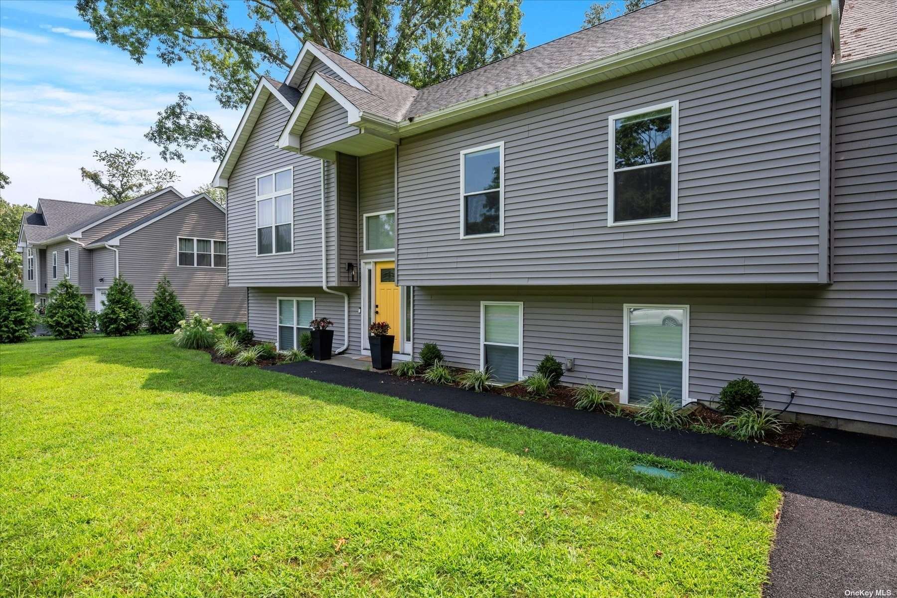 Property Photo:  153 Fox Run Lane  NY 11901 