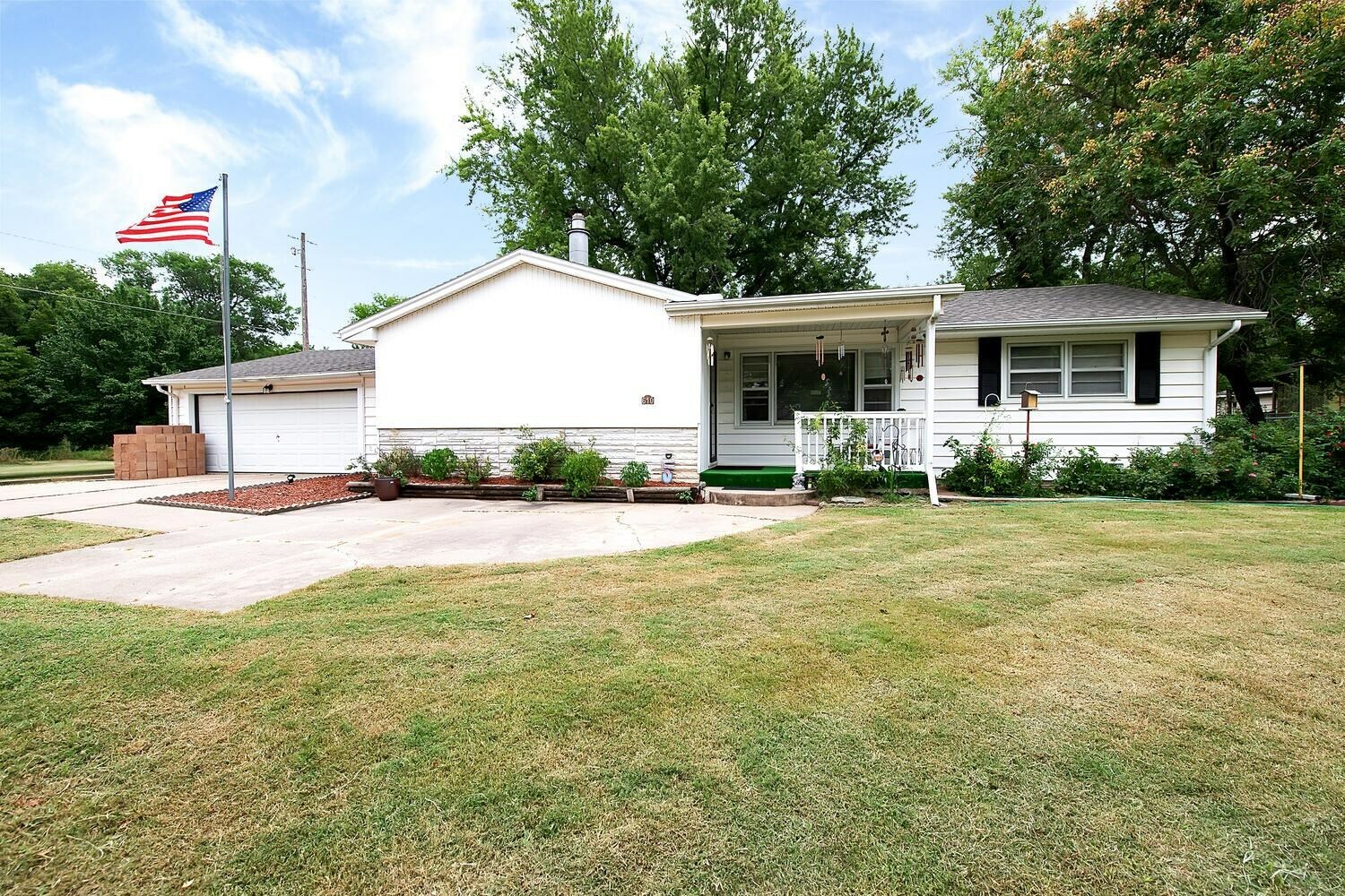 Property Photo:  610 Chestnut St  KS 66866-1204 