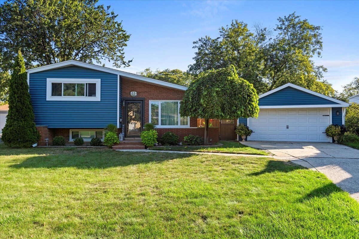 Property Photo:  112 Charing Cross Road  IL 60148 