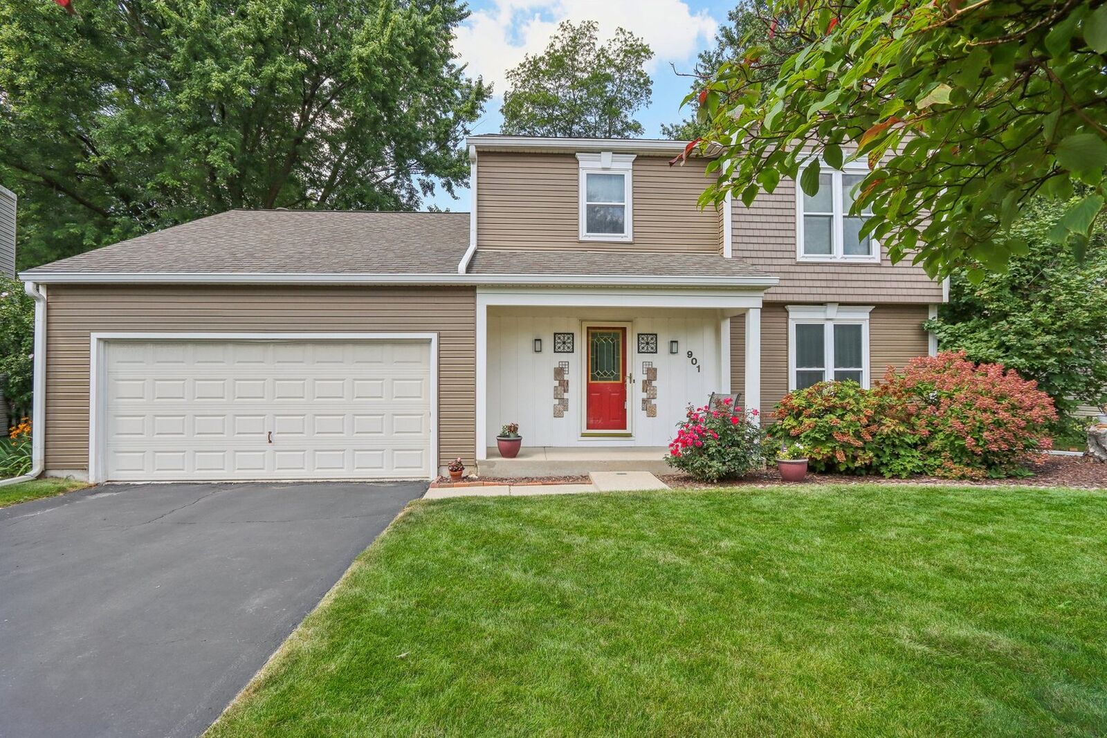 Property Photo: 901 Timberwood Lane IL 60102