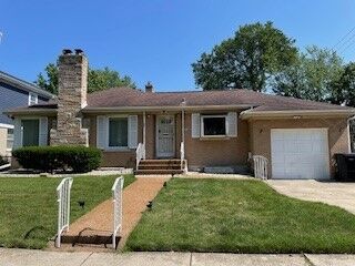 Property Photo: 6811 N Mendota Avenue IL 60646