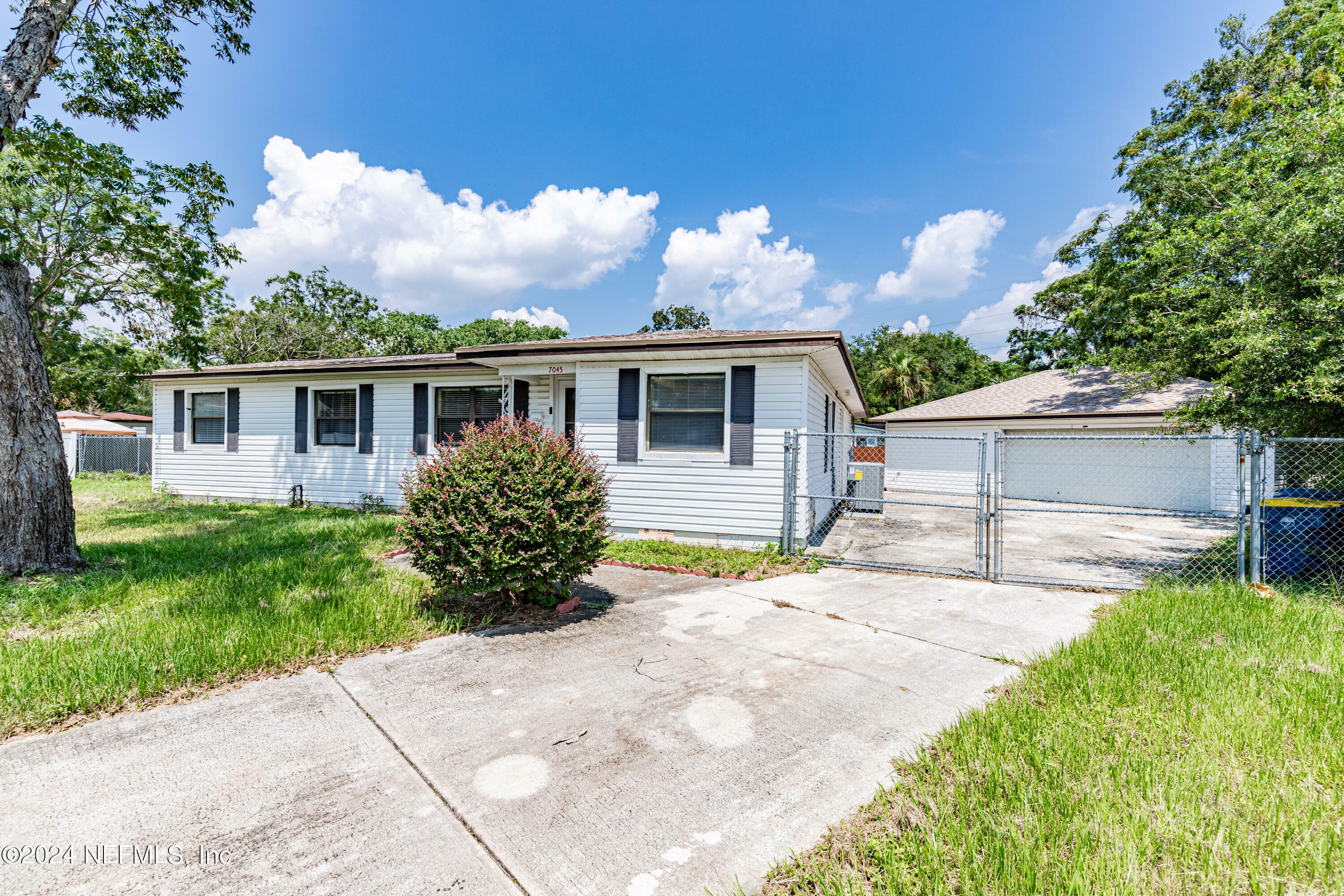 Property Photo:  7045 Gaillardia Court  FL 32211 