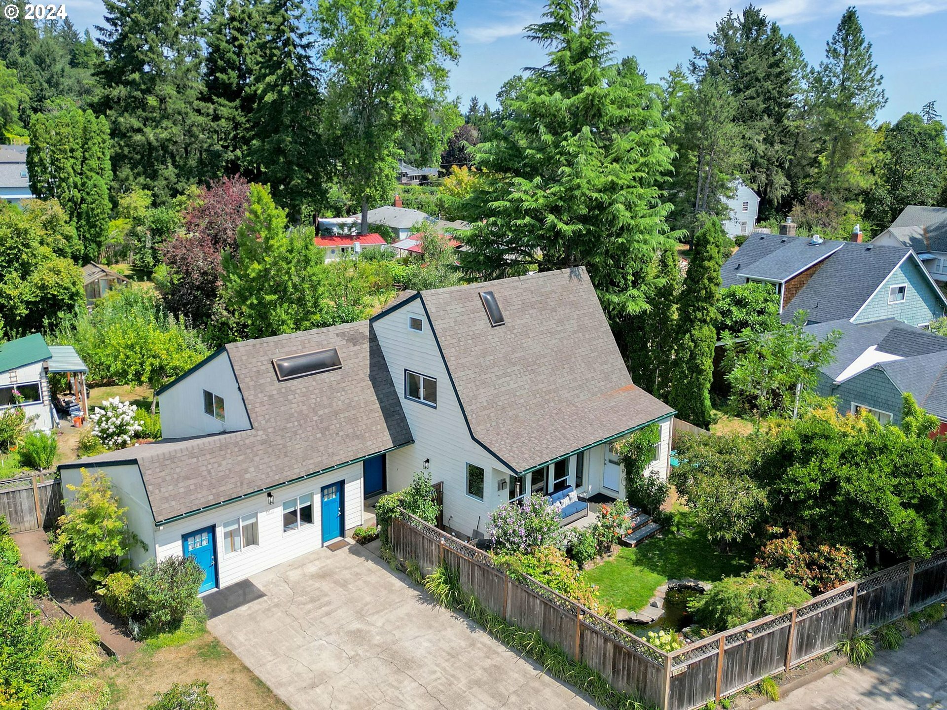 Property Photo:  1242 NW Hillcrest Dr  OR 97330 