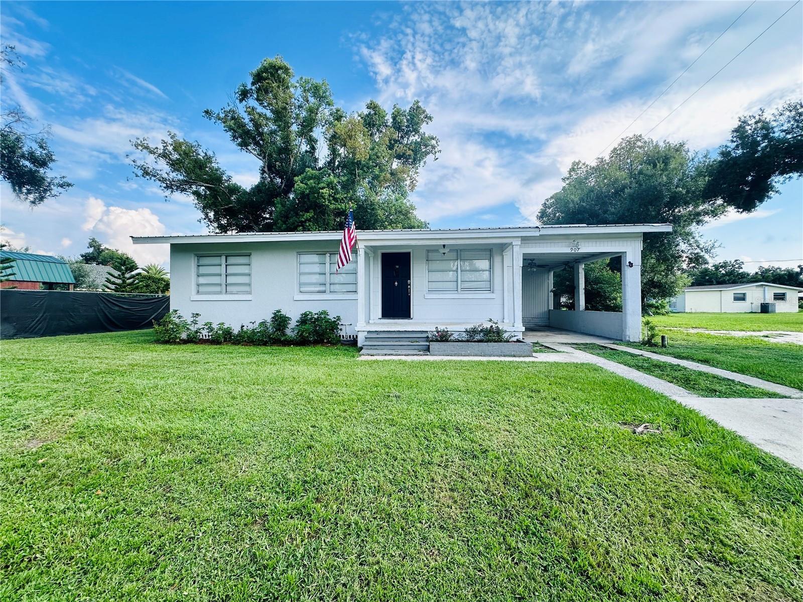 Property Photo: 907 W Gibson Street FL 34266