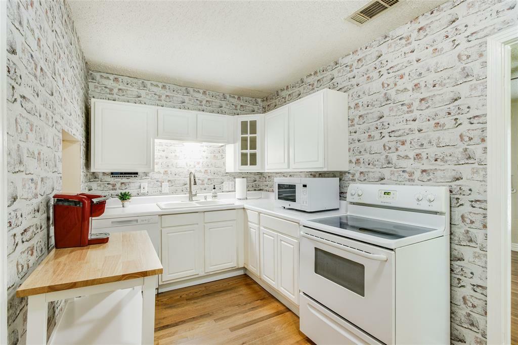 Property Photo:  301 Alexander Street  TX 75146 