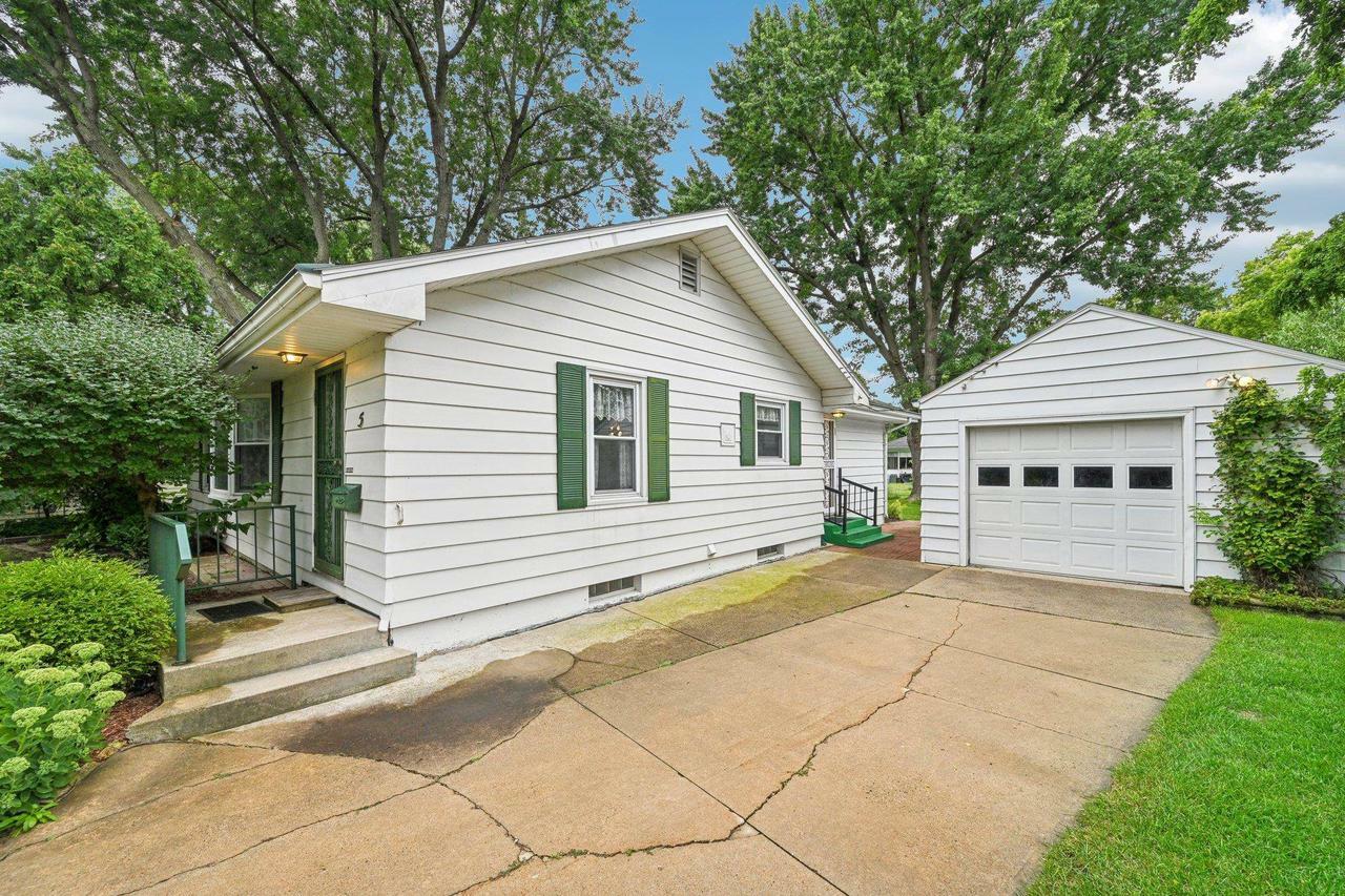 Property Photo:  5 Fremont Circle  WI 53704 