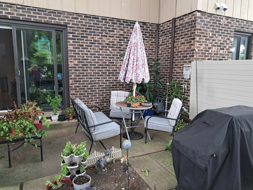 Property Photo:  320 E Rimini Court  IL 60067 