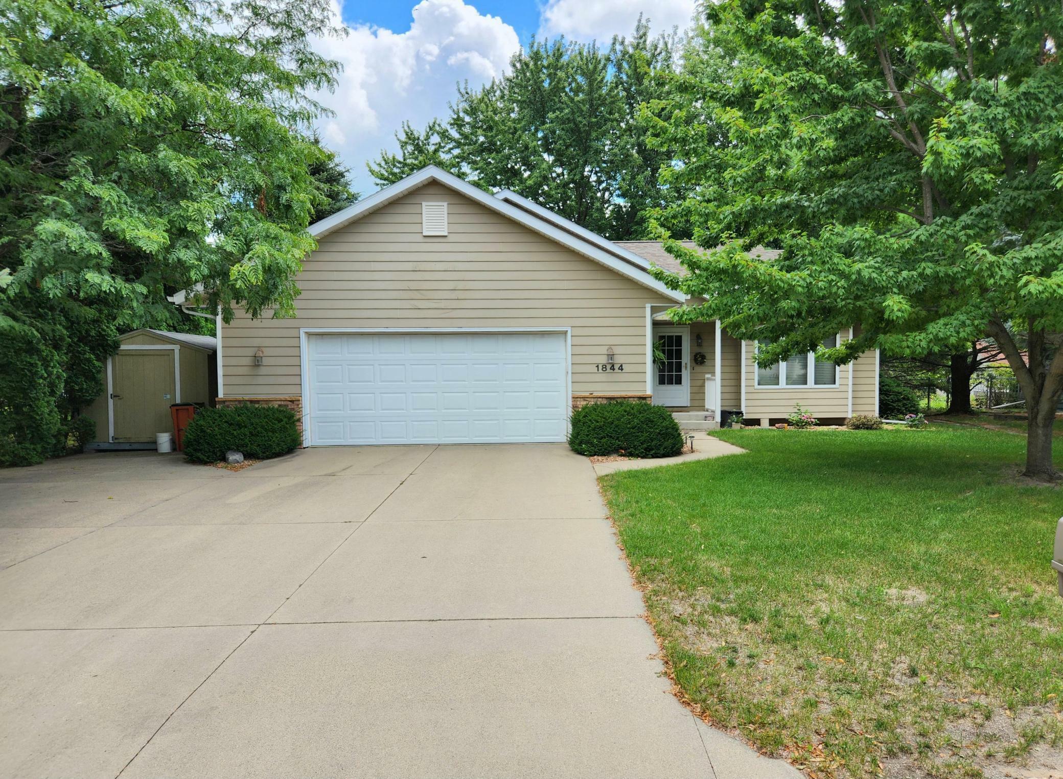 Property Photo:  1844 Bayview Drive  MN 56007 