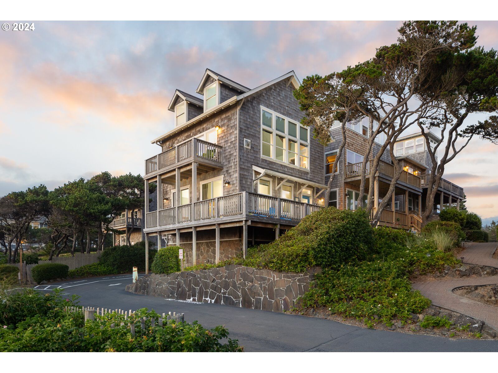 Property Photo:  440 Bella Beach Cir  OR 97341 