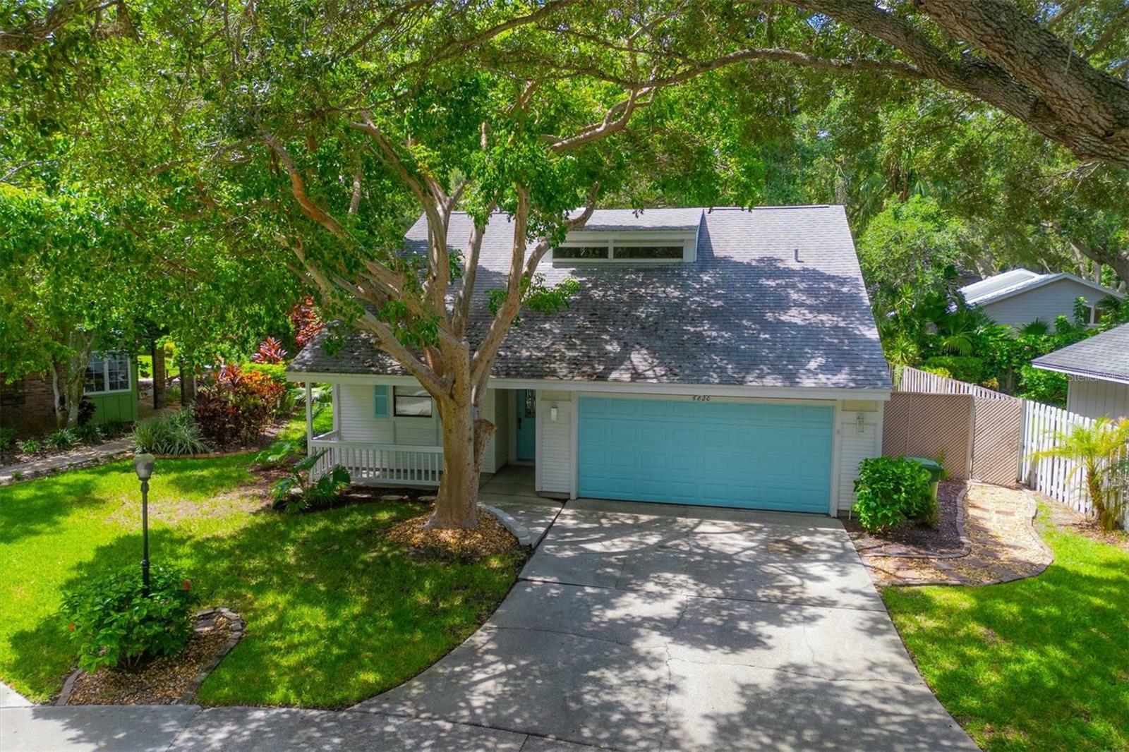 Property Photo:  6820 Arbor Oaks Drive  FL 34209 