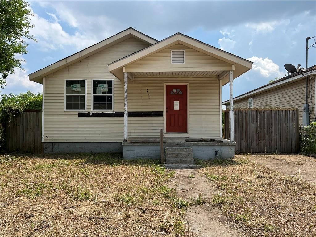 Property Photo:  1315 Deslonde Street  LA 70117 
