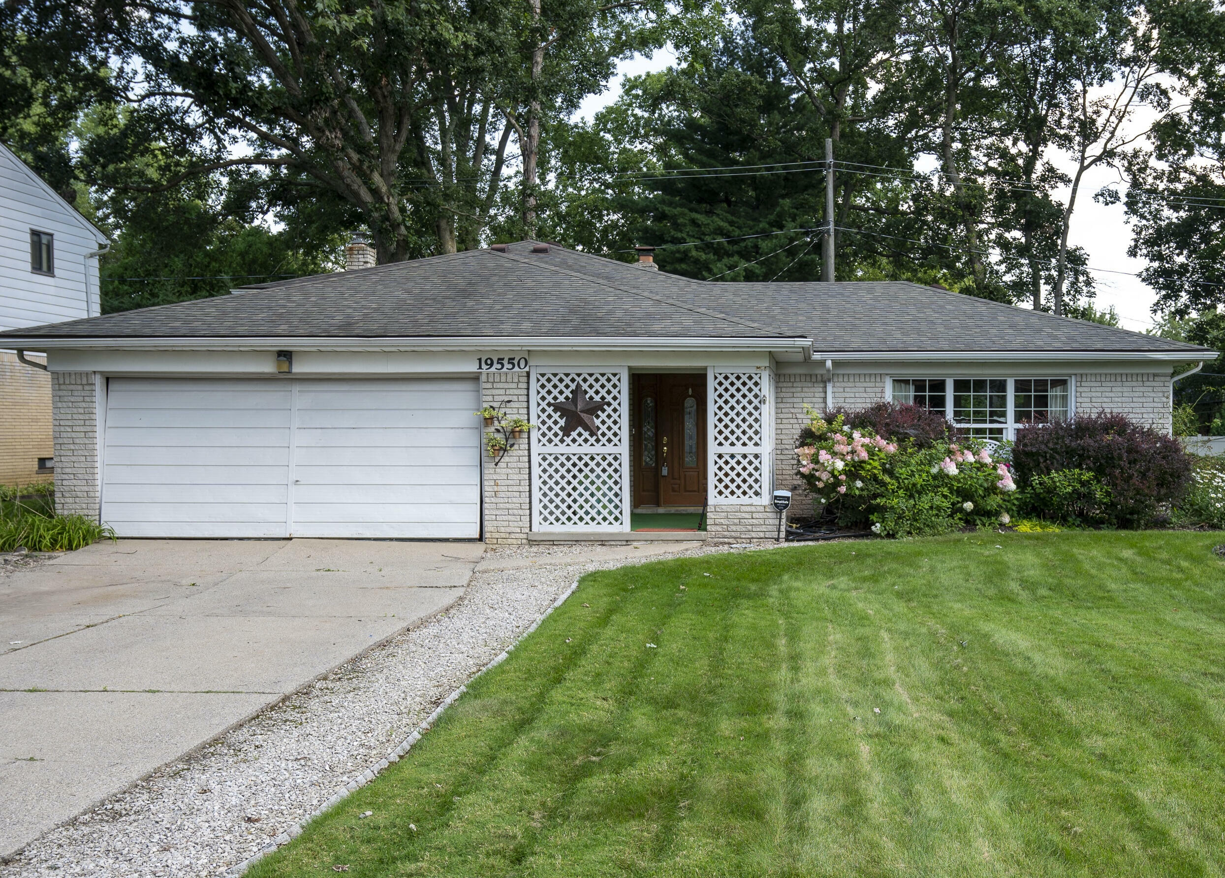 Property Photo:  19550 Butternut Lane  MI 48076 