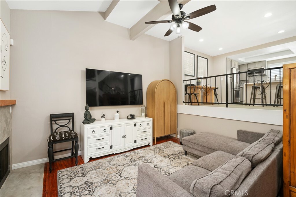 Property Photo:  13621 Valerio Street C  CA 91405 