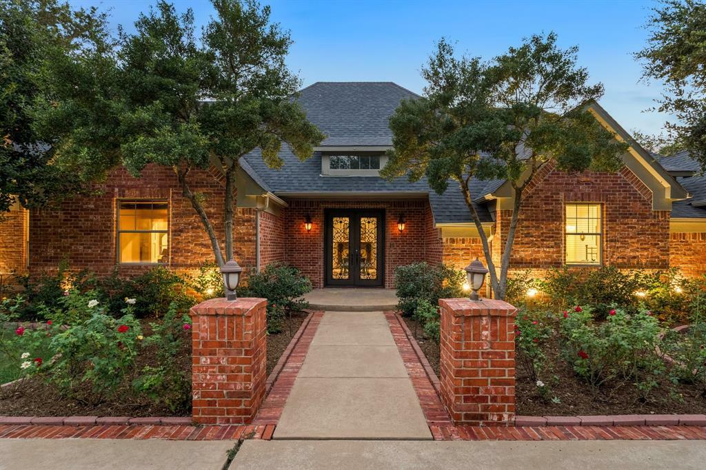 Property Photo:  901 Saint James Drive  TX 75069 