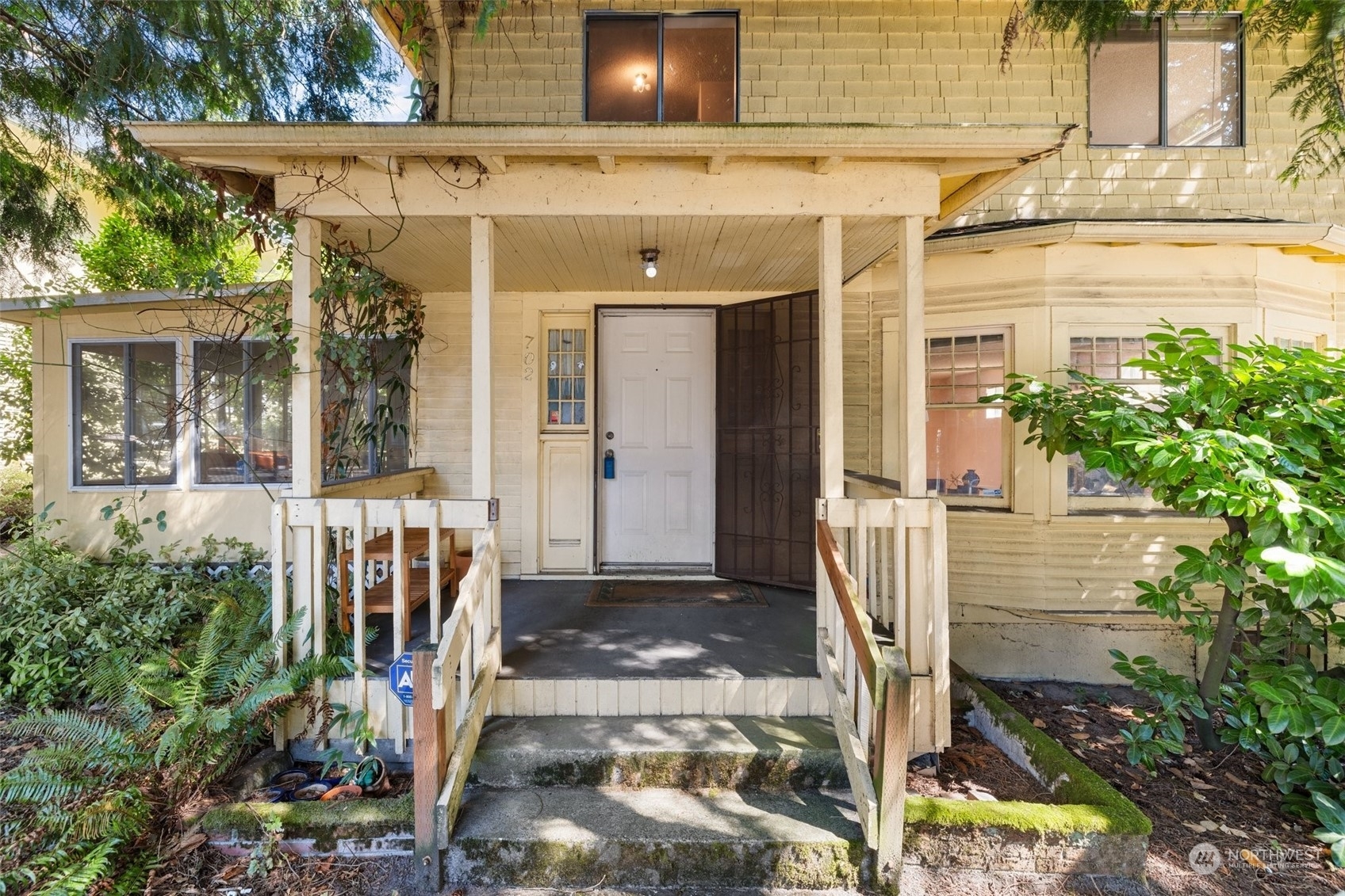 Property Photo:  702 34th Avenue  WA 98122 