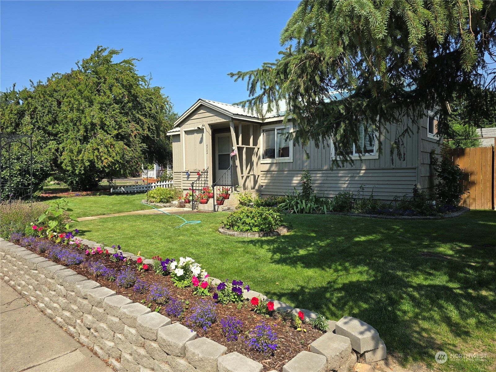 Property Photo:  402 S Ruby  WA 98926 