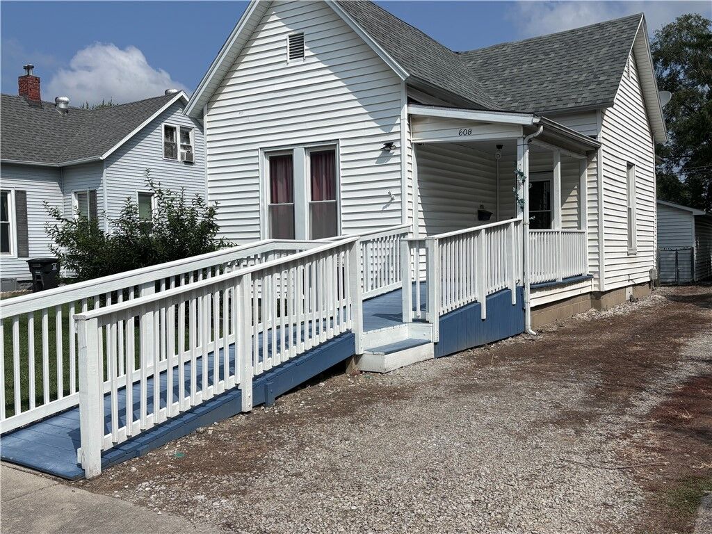 Property Photo:  608 W Clinton Avenue  IL 62401 