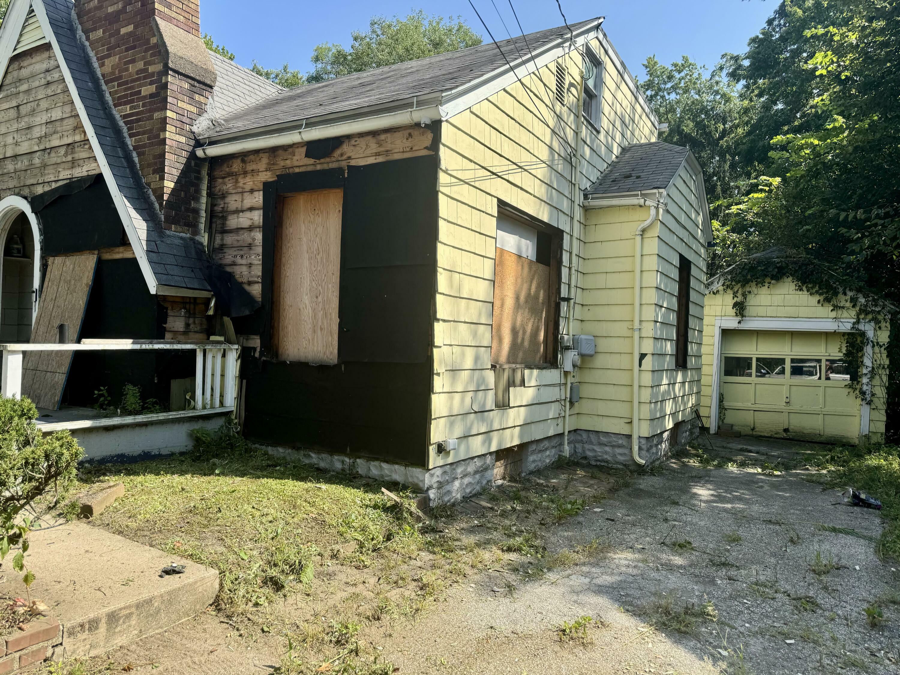 Property Photo:  1527 E 8th Street  IN 46360 