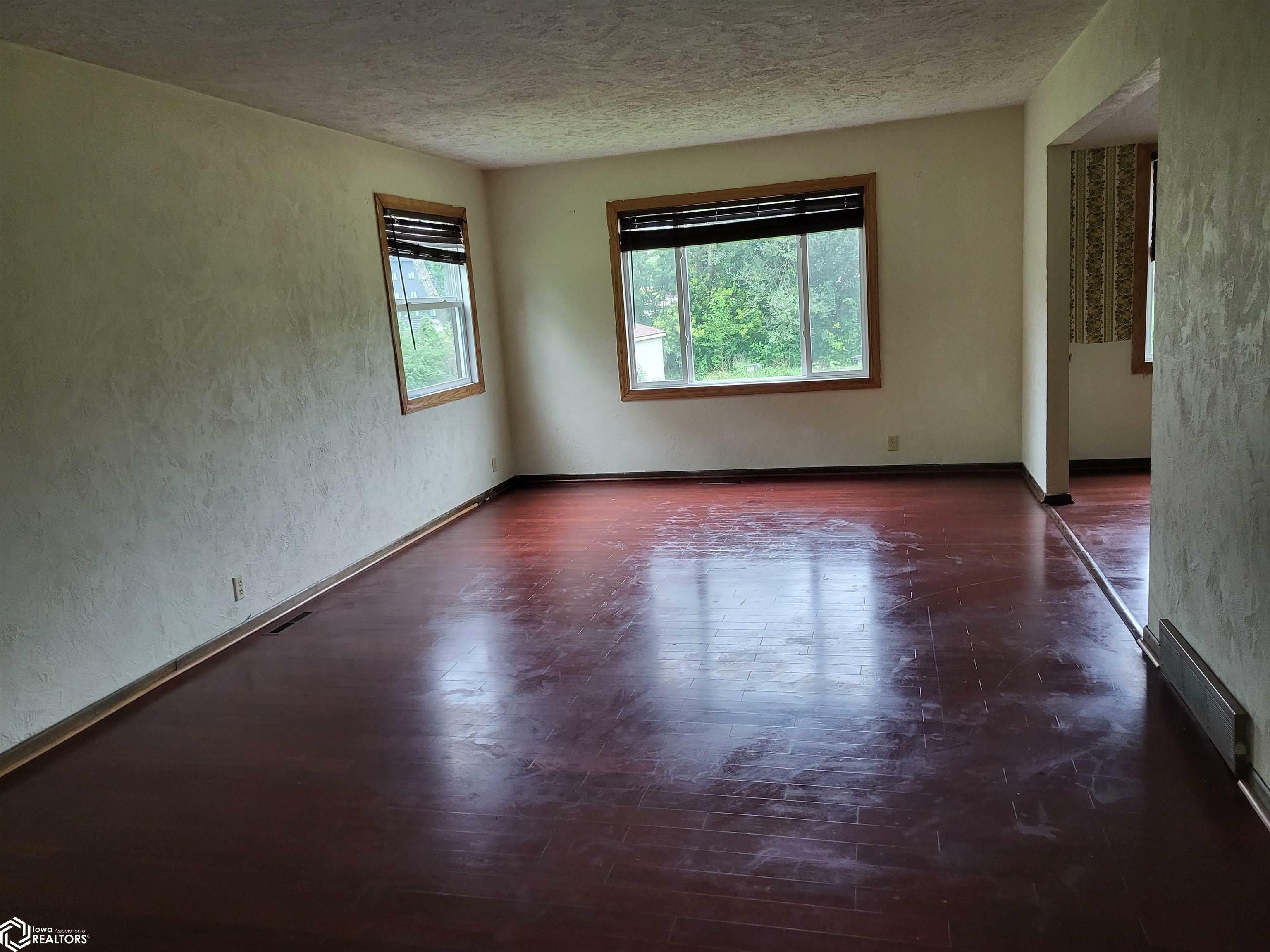 Property Photo:  1906 Edgebrook Drive  IA 50158 