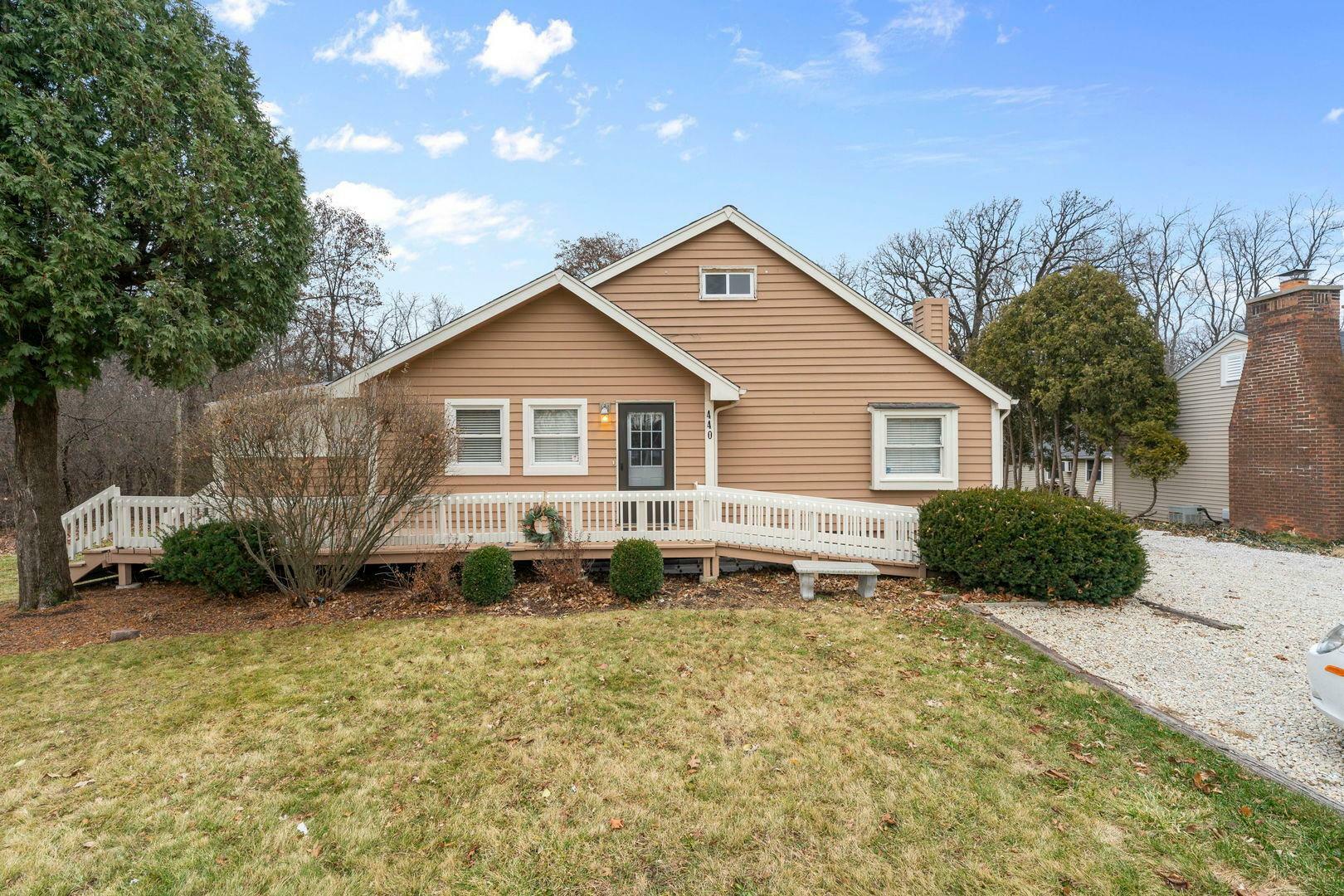 Property Photo:  440 Knoll Street  IL 60187 