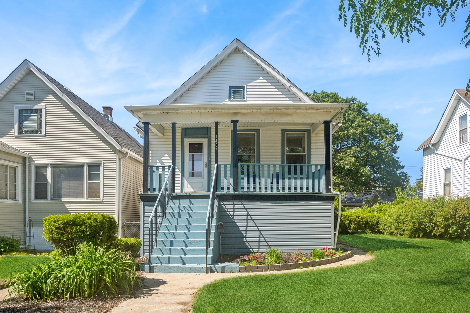 Property Photo:  1407 Oakton Street  IL 60202 