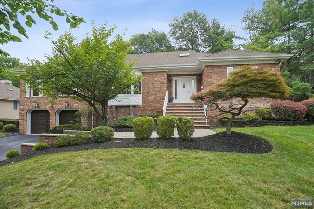 Property Photo:  7 Beekman Hill Road  NJ 07021 