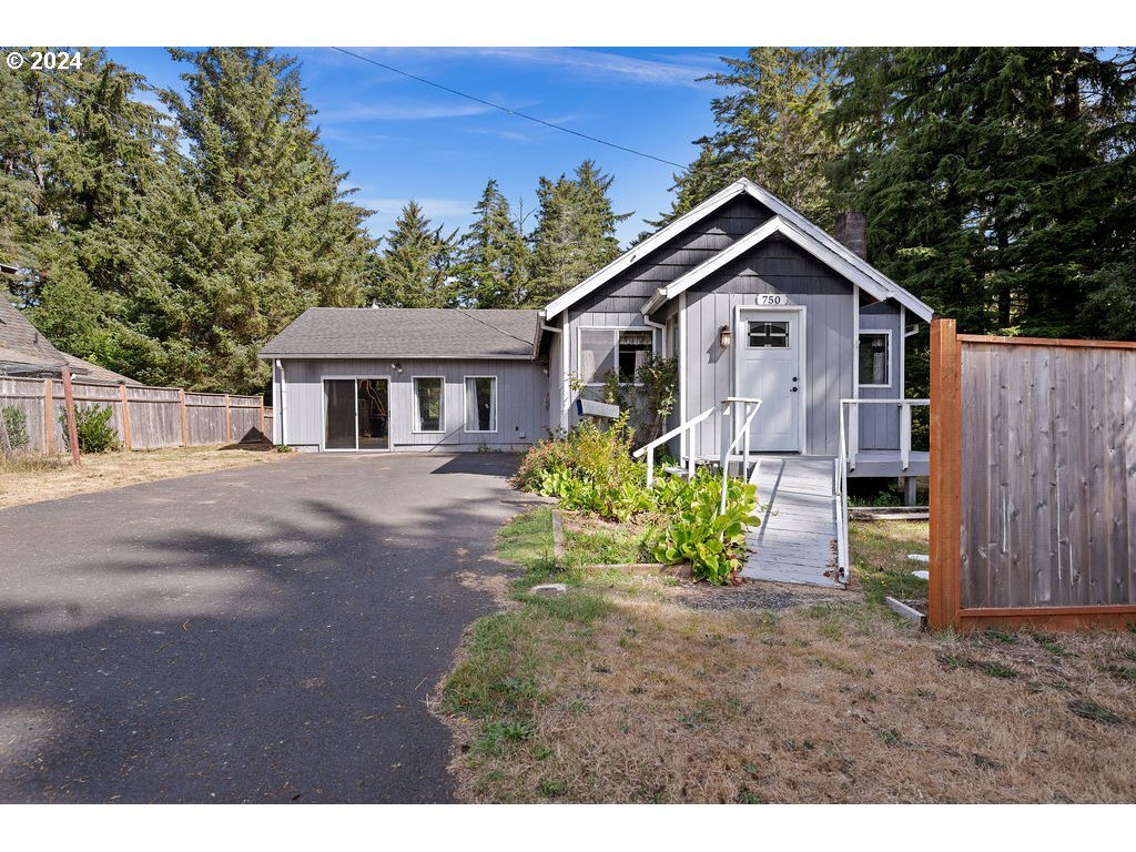 Property Photo: 750 8th St OR 97138