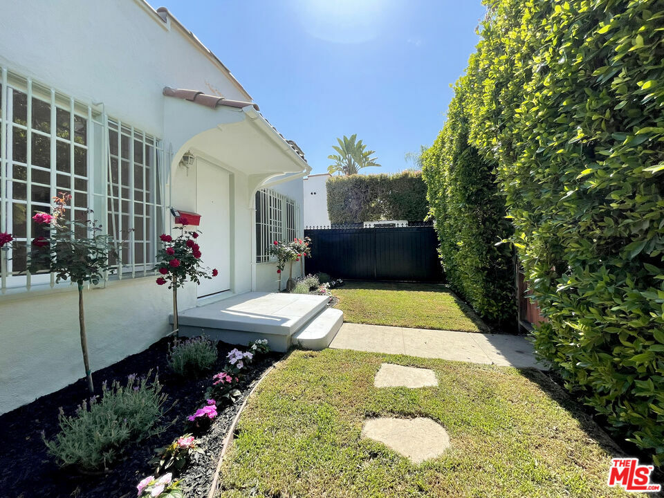 Property Photo:  8952   Vista Grande St  CA 90069 