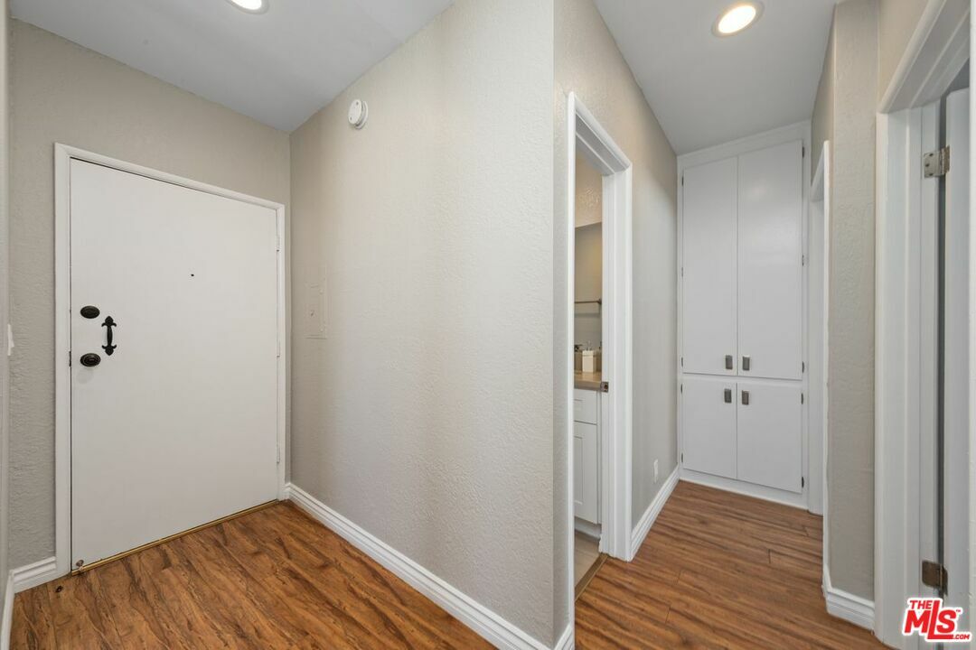 Property Photo:  100  S Venice Blvd 8  CA 90291 