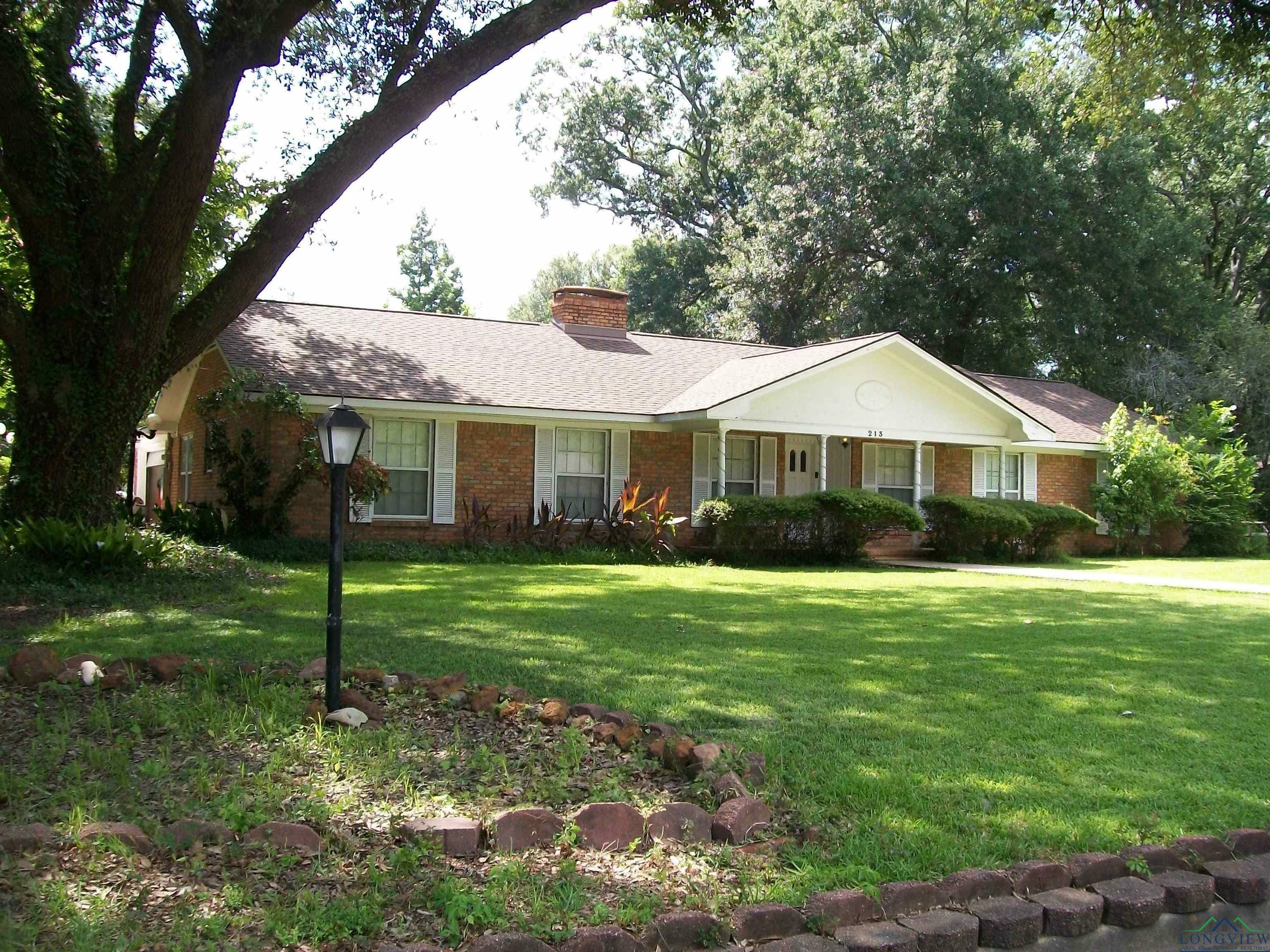 Property Photo:  213 Crescent Dr.  TX 75602-1515 