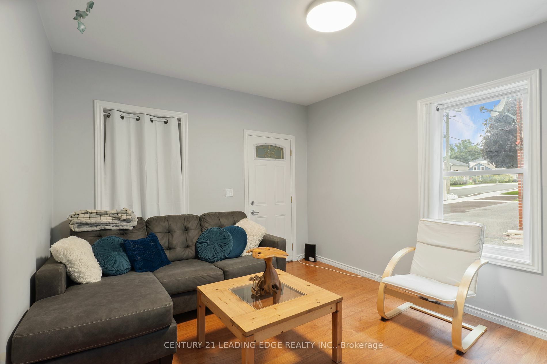 Property Photo:  23 1/2 Murney St  ON K8P 3N5 