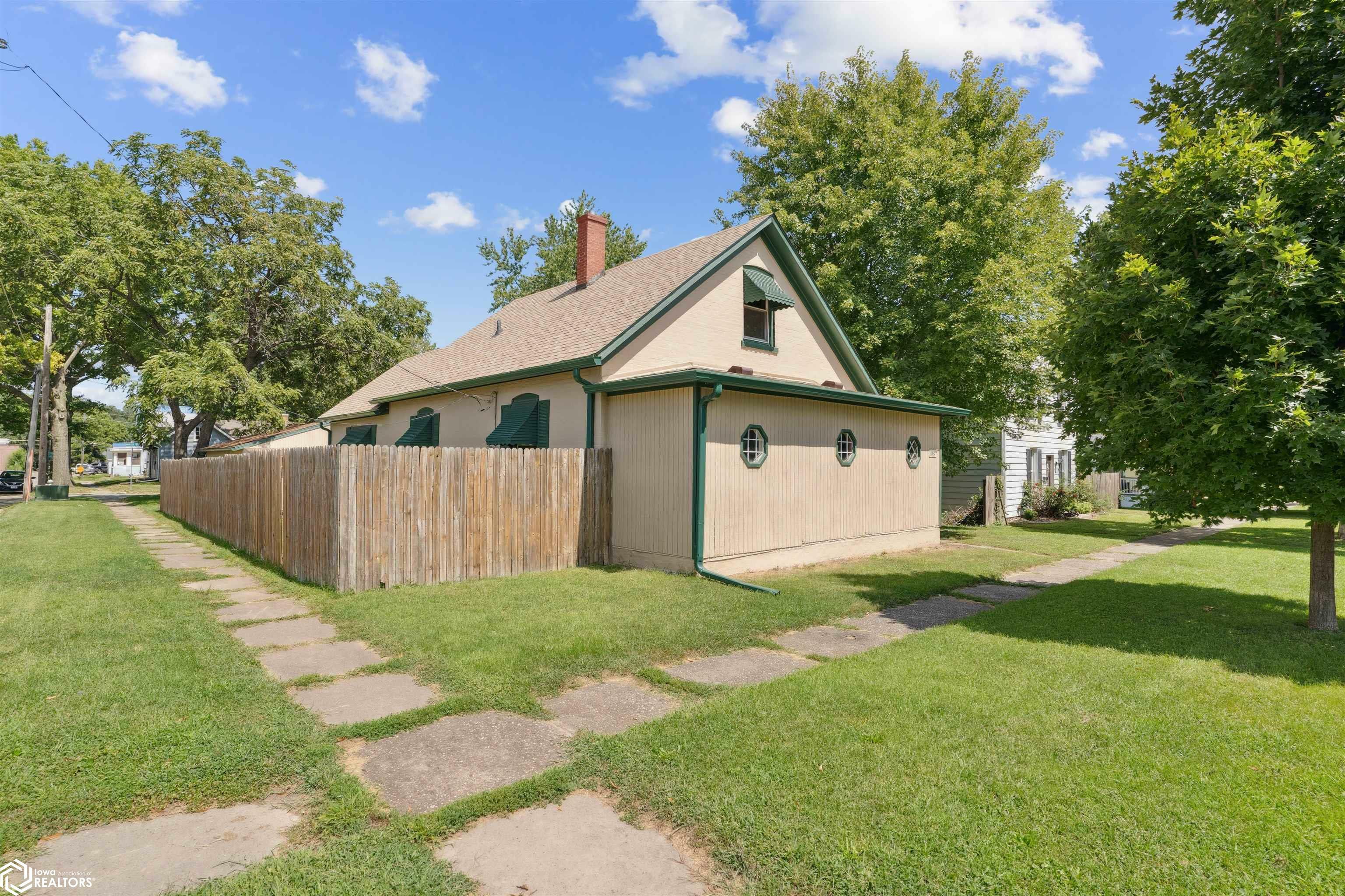 Property Photo:  1160 Ash Street  IA 52601 